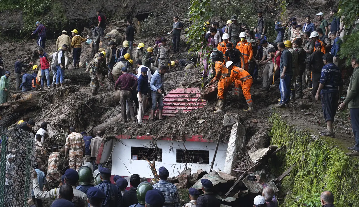 Para ilmuwan mengatakan hal itu menjadi lebih sering terjadi karena pemanasan global berkontribusi pada pencairan gletser di sana. (AP Photo/Pradeep Kumar)
