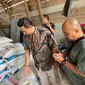Pjs Kepala Ombudsman Republik Indonesia Perwakilan Provinsi Gorontalo, Wahiyudin Mamonto saat melakukan pengecekan pupuk di gudang patani (Arfandi Ibrahim/Liputan6.com)