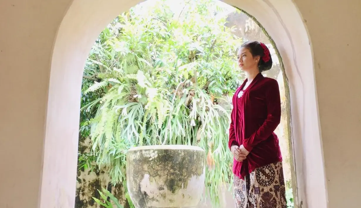 Yuki Kato tampil anggun dnegan kebaya berwarna merah. Penampilannya makin sempurna dengan rambut yang disanggul. Banyak orang yang menjuluki Yuki sebagai sosok Kartini masa kini. (Liputan6.com/IG/@yukikt)