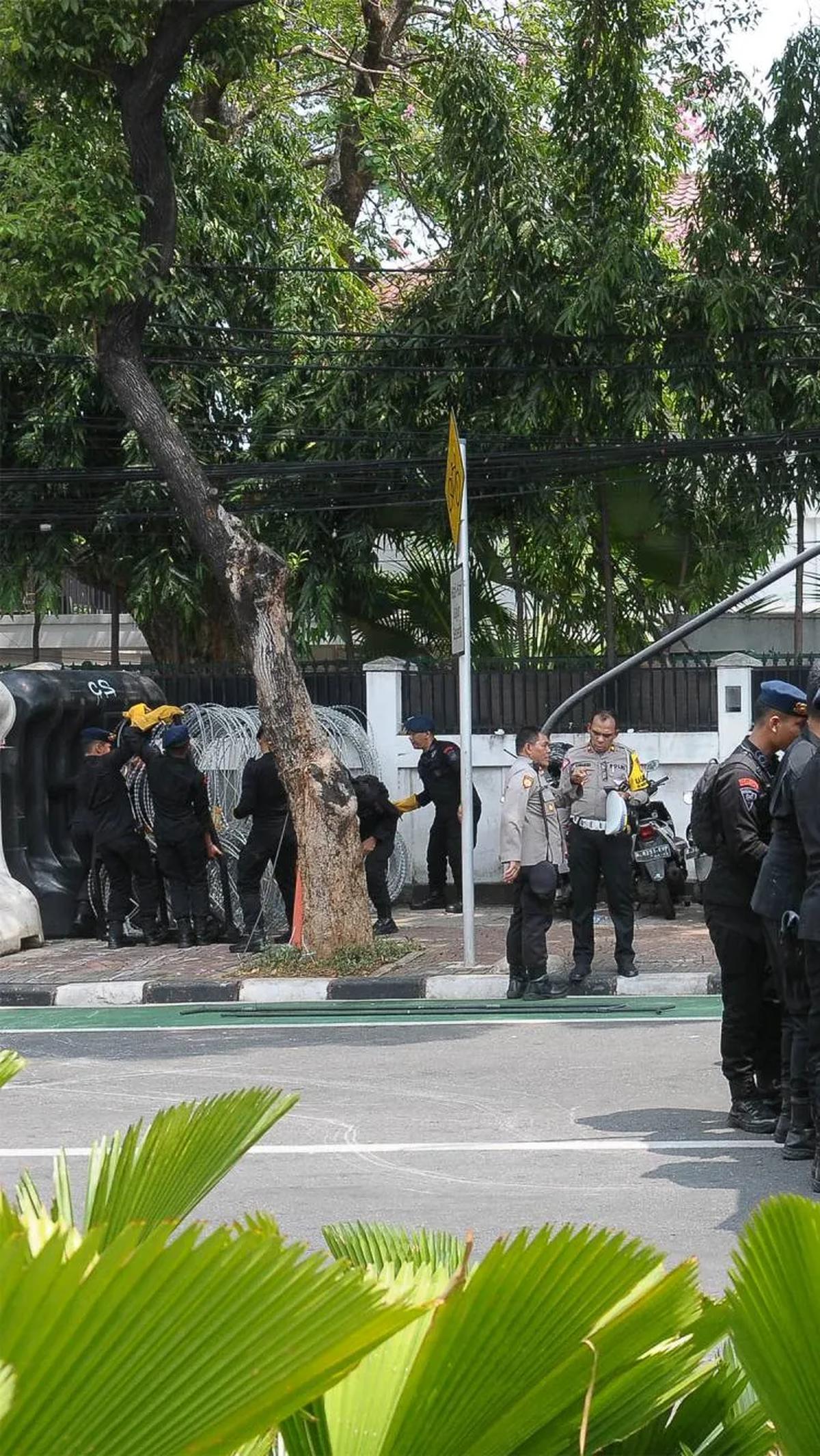 Suasana penjagaan ketat terlihat di depan Gedung KPU jelang pengambilan nomor urut capres.<br>