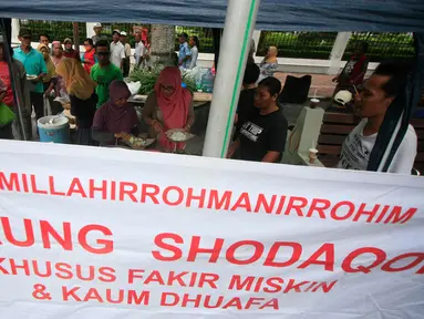 Sebuah warung tenda Shodaqoh ramai dikunjungi pelanggan di kawasan titik nol Km Yogyakarta, Jumat (8/4). Warung yang hanya buka setiap hari Jumat pada pukul 11.00-13.00 WIB ini digratiskan khusus untuk kaum fakir miskin dan dhuafa. (Foto: Boy Harjanto)