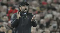 Pelatih Liverpool, Juergen Klopp, memberikan instruksi saat melawan Arsenal pada laga Premier League di Stadion Anfield, Liverpool, Sabtu (29/12). Liverpool menang 5-1 atas Arsenal. (AP/Rui Veira)