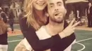 Video Mila menangis setelah mendengar Adam Levine menikah dengan Behati Prinsloo beredar luas di dunia maya. (Via Youtube.com)