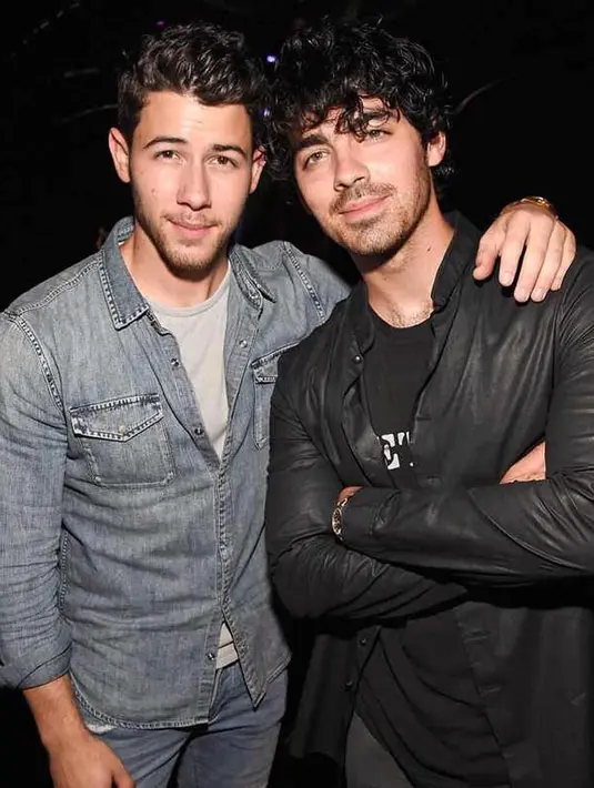 Meski tak bisa hadir di acara pertunangan Nick Jonas dan Priyanka Chopra, Joe dan Kevin Jonas pun tetap berbahagia dengan menulis pesan cinta untuk mereka di Instagram. (instagram/joejonas)