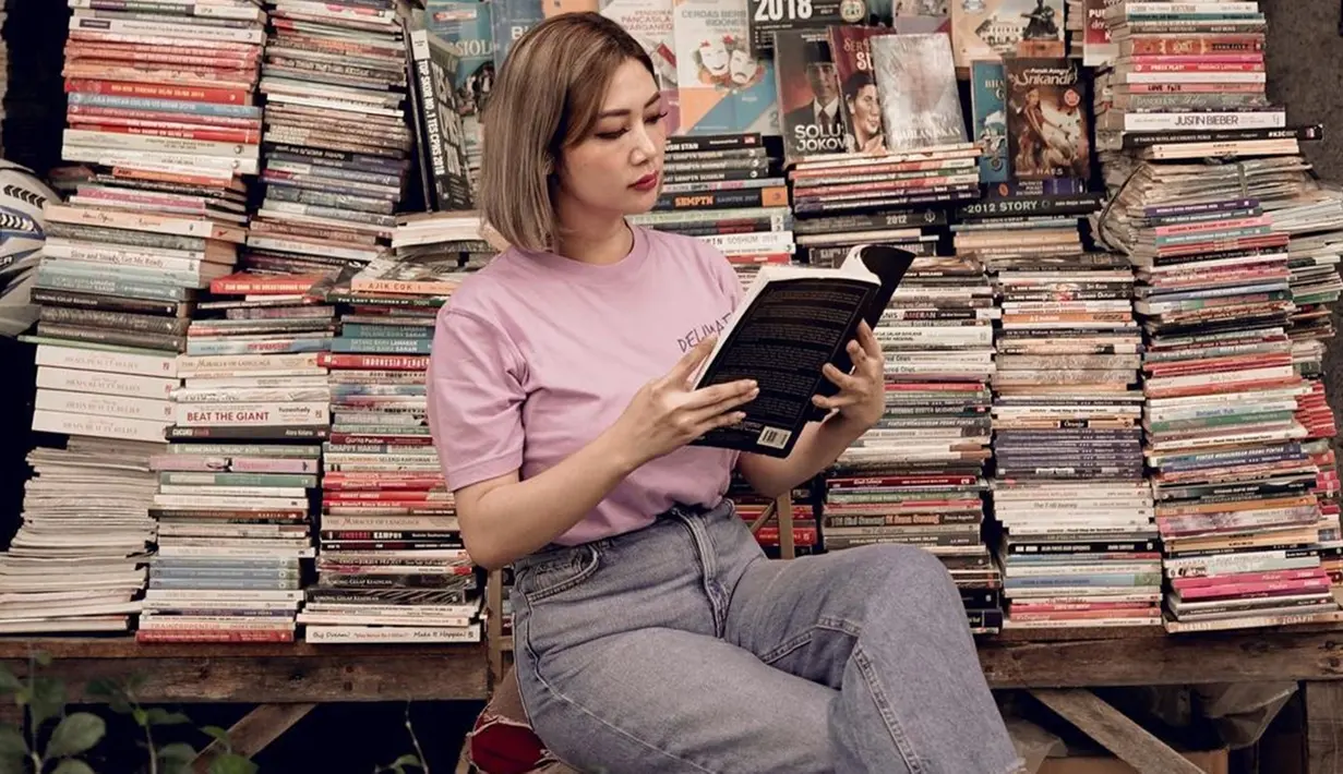 Lewat Instagram pribadinya, wanita asal Surabaya tersebut kerap membagikan potret OOTD. Dalam kesehariannya, Delta Hesti terlihat sering tampil simpel dengan gaya kasual. (Liputan.com/IG/@deltahesti)