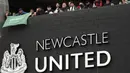 PIF adalah milik pangeran Arab Saudi, Mohammed bin Salman. PIF merampungkan proses takeover Newcastle United dari Mike Ashley setelah menggelontorkan dana hingga 300 juta Pounds untuk mendapatkan 80 persen saham. (AP/Scott Heppell)