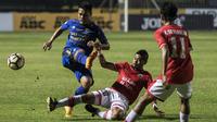 Striker Persija, Bambang Pamungkas, menekel gelandang Persib, Dedi Kusnandar, pada laga Liga 1 di Stadion GBLA Bandung, Jawa Barat, Sabtu (22/7/2017). Kedua klub bermain imbang 1-1. (Bola.com/Vitalis Yogi Trisna)