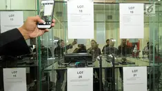Sejumlah awak media mengabadikan deretan handphone (HP) berbagai jenis di intalasi yang akan dilelang di gedung KPK, Jakarta, Jumat (20/7). Handphone tersebut hasil sitaan KPK terhadap para koruptor yang ketangkap KPK. (Merdeka.com/Dwi Narwoko)