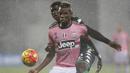 Gelandang Juventus, Paul Pogba berusaha melewati pemain Sassuolo, Alfred Duncan pada laga Serie A di Stadion Mapei, Italia, Rabu (28/10/2015). (Reuters/Giampiero Sposito)