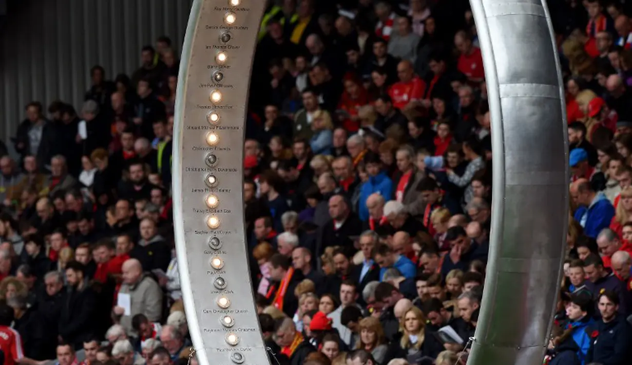 5.	Lampu sebagai representasi para korban berkedip saat peringatan 26 tahun Tragedi Hillsborough di Stadion Anfield, Liverpool, Inggris.