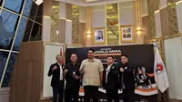 Dari kiri ke kanan: Wakil Ketua Umum PB Pertacami Rafiq Radinal; Komite Eksekutif Komite Olimpiade Indonesia Krisna Bayu; Menteri Pemuda dan Olahraga RI Dito Ariotedjo; Tommy Paulus Hermawan, Ketua Umum PB Pertacami Tommy Paulus Hermawan; dan Peter Taslim, Sekretaris Jenderal PB Pertacami Peter Taslim pada konferensi pers di Media Center kantor Kemenpora. (Liputan6/Michael Ludovico Palma De Manggut)