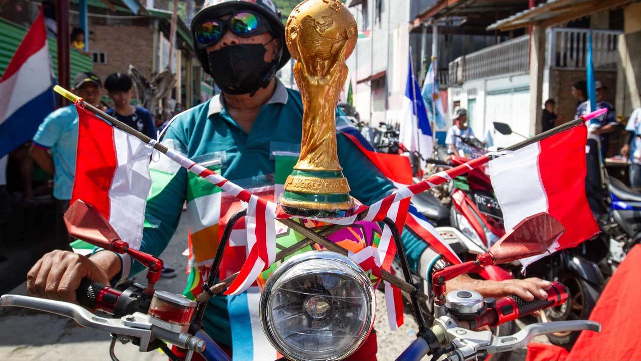 FOTO: Ratusan Warga Gelar Konvoi Sambut Piala Dunia 2026 k