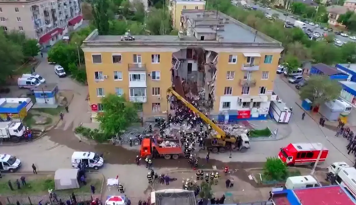 Suasana lokasi ledakan gas alam di sebuah gedung apartemen di Volgograd, Rusia (17/5). Dua orang tewas dan delapan lainnya cedera dengan tiga orang mengalami luka serius akibat kejadian ini. (Russian Emergency Ministry press service photo via AP)