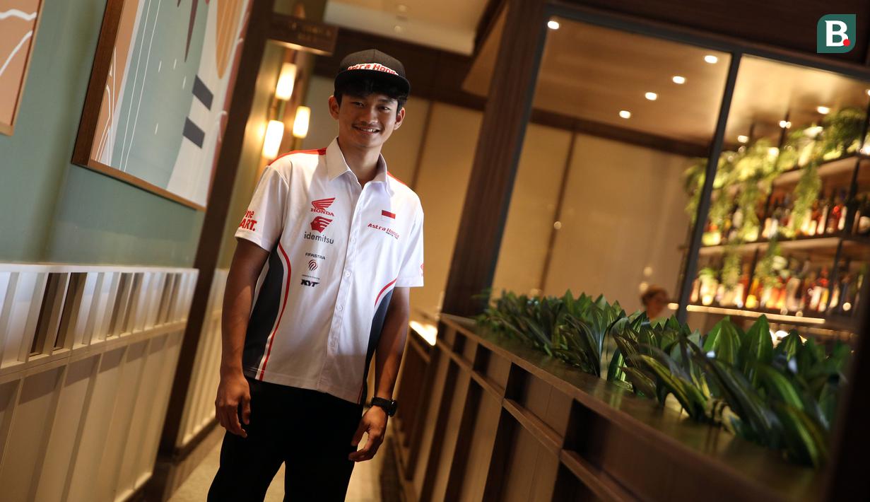 <p>Pembalap Astra Honda Racing Team, Fadillah Arbi Aditama berpose di depan fotografer setelah melakukan wawancara di Penang Bistro Gatot Subroto, Jakarta Selatan, Senin (24/07/2023). (Bola.com/Bagaskara Lazuardi)</p>