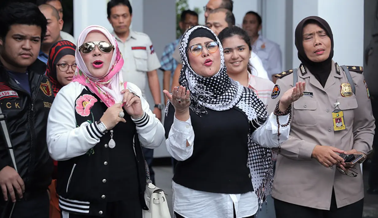 Penyanyi dangdut senior itu tiba sekitar pukul 14.00 WIB. Dengan didampingi putrinya, Fitria Sukaesih dan Zecky Alatas, menantu sekaligus kuasa hukumnya. Sekitar tiga jam di dalam gedung. (Deki Prayoga/Bintang.com)