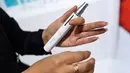 Seorang staf mendemonstrasikan produk disinfektan semprot nonalkohol di stan Panasonic dalam gelaran Pameran Impor Internasional China (CIIE) ketiga di Shanghai. Berbagai teknologi blockbuster dan mutakhir terkait pencegahan dan pengendalian epidemi dipamerkan selama CIIE ketiga. (Xinhua/Li Renzi)