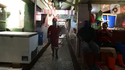Petugas melakukan penyemprotan cairan disinfektan di Pasar Perumnas di wilayah Jakarta Timur, Selasa (25/8/2020). Hal ini mengingat jumlah kasus positif Covid-19 yang meningkat di wilayah Jakarta Timur agar masyarakat tetap sehat dan saling menjaga protokol kesehatan. (merdeka.com/Imam Buhori)
