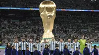 Pemain Timnas&nbsp;Argentina&nbsp;saat menyanyikan lagu kebangsaan sebelum pertandingan Grup G Piala Dunia 2022 melawan Timnas&nbsp;Meksiko di Lusail Stadium, Qatar, Minggu (27/11/2022). (AP Photo/Moises Castillo)