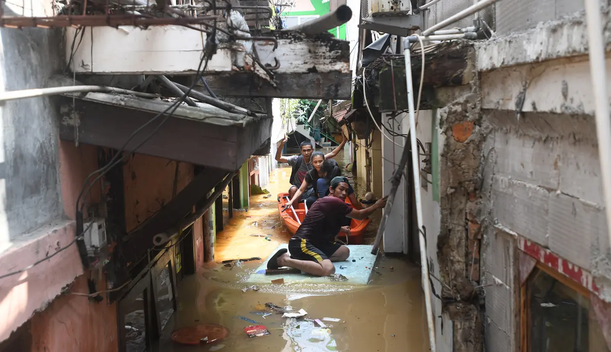 Warga dievakuasi dengan perahu karet saat banjir di kawasan Cawang, Jakarta Timur, Senin (3/3/2025). (merdeka.com/Arie Basuki)