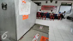 Kotak suara Pilkada di kelurahan Abadijaya, Depok masih dalam kondisi tersegel, Depok, Selasa (8/12). Distribusi logistik Pemilihan Kepala Daerah (Pilkada) Kota Depok berjalan lancar dan aman. (Liputan6.com/Yoppy Renato)