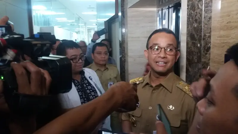 Anies Baswedan menyambangi RS Siloam untuk menjenguk korban ambruknya balkon BEI