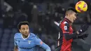 Bek Genoa Johan Vasquez menyundul bola melewati penyerang Lazio Felipe Anderson pada giornata ke-18 Liga Italia di Stadion Olimpico, Sabtu (18/12/2021) dini hari WIB. Lazio menang 3-1 atas tamunya Genoa. (AP Photo/Gregorio Borgia)