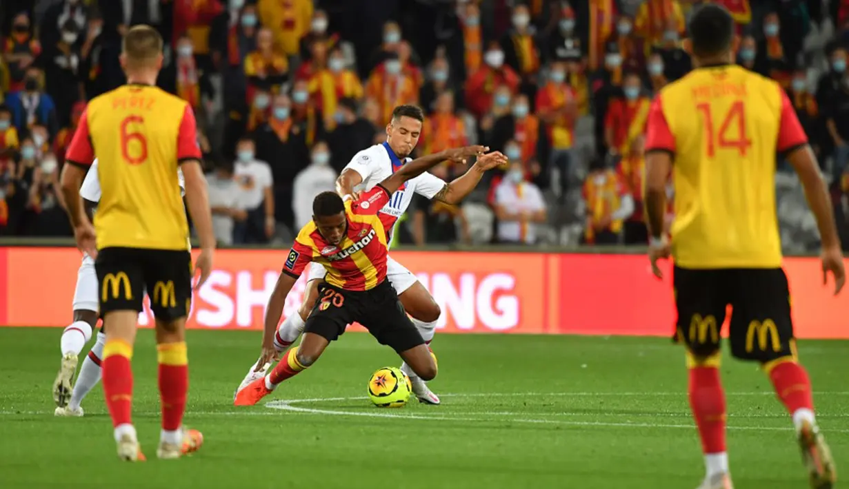 Pemain Paris Saint-Germain Thilo Kehrer (tengah belakang) berebut bola dengan pemain Lens Simon Banza (tengah depan) pada pertandingan Ligue 1 di Stadion Felix Bollaert-Delelis, Lens, Prancis, Kamis (10/9/2020). PSG kalah 0-1. (Denis Charlet/AFP)