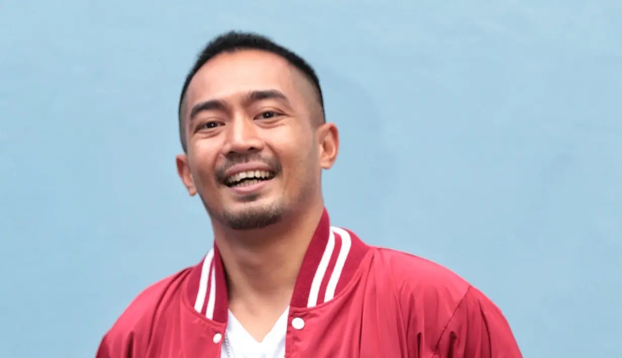 "Itu biar kami yang menyelesaikan. Biar jadi pembahasan saya dengan calon istri. Karena di sini kan sensitif ya kalau bahas soal agama. Yang penting doakan yang baik saja," ucap Yama, di kawasan Tendean, Jaksel, Senin (5/12). (Adrian Putra/Bintang.com)