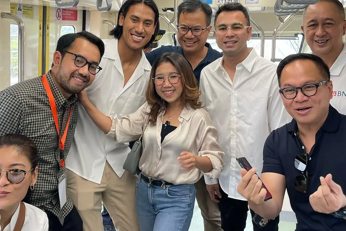 Raffi Ahmad, Kiky Saputri, Sigi Wimala dll naik LRT. (Instagram/ raffinagita1717)