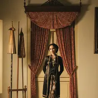 Kali ini, Syifa tampil begitu anggun dengan balutan busana adat Jawa yang membuat auranya terlihat bak ratu keraton. [@syifahadju].