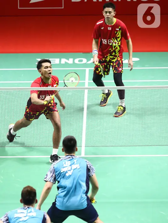 Pebulu tangkis ganda putra Indonesia, Fajar Alfian/Muhammad Rian Ardianto saat bertanding melawan Lee Yang/Wang Chi-Lin (China Taipei) pada Perempat Final Indonesia Masters 2022 di Istora Senayan, Jakarta, Jumat (10/6/2022). Fajar/Rian unggul 21-15, 21-18. (Liputan6.com/Helmi Fithriansyah)