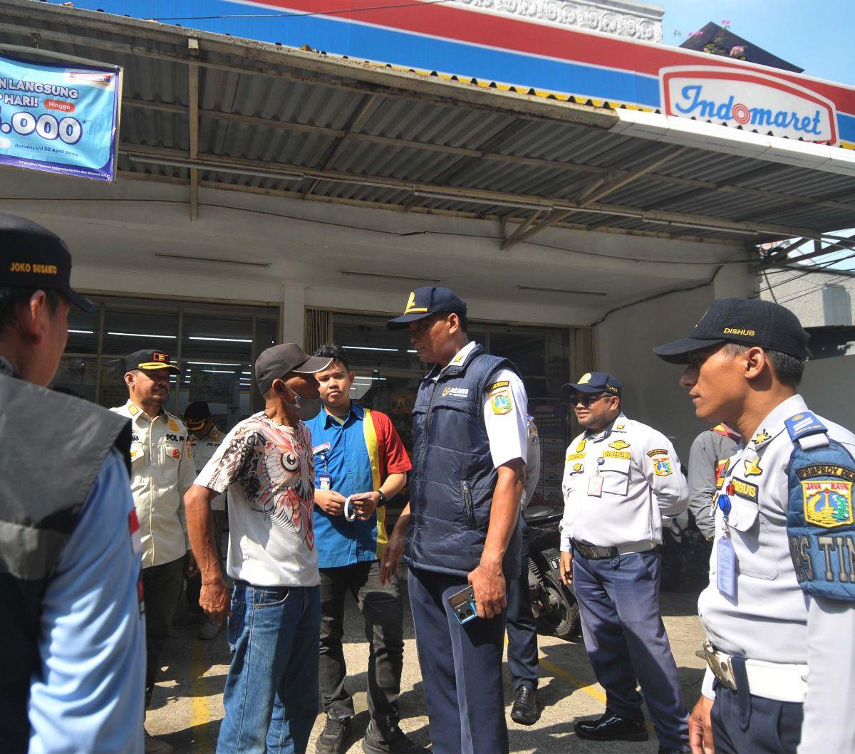 Petugas Dinas Perhubungan DKI Jakarta bersama tim gabungan melakukan razia juru parkir (jukir) liar di Jakarta, Rabu (15/5/2024). Pemprov DKI Jakarta melalui Dishub dan Satpol PP menertibkan puluhan jukir liar minimarket untuk memberantas praktik pungutan