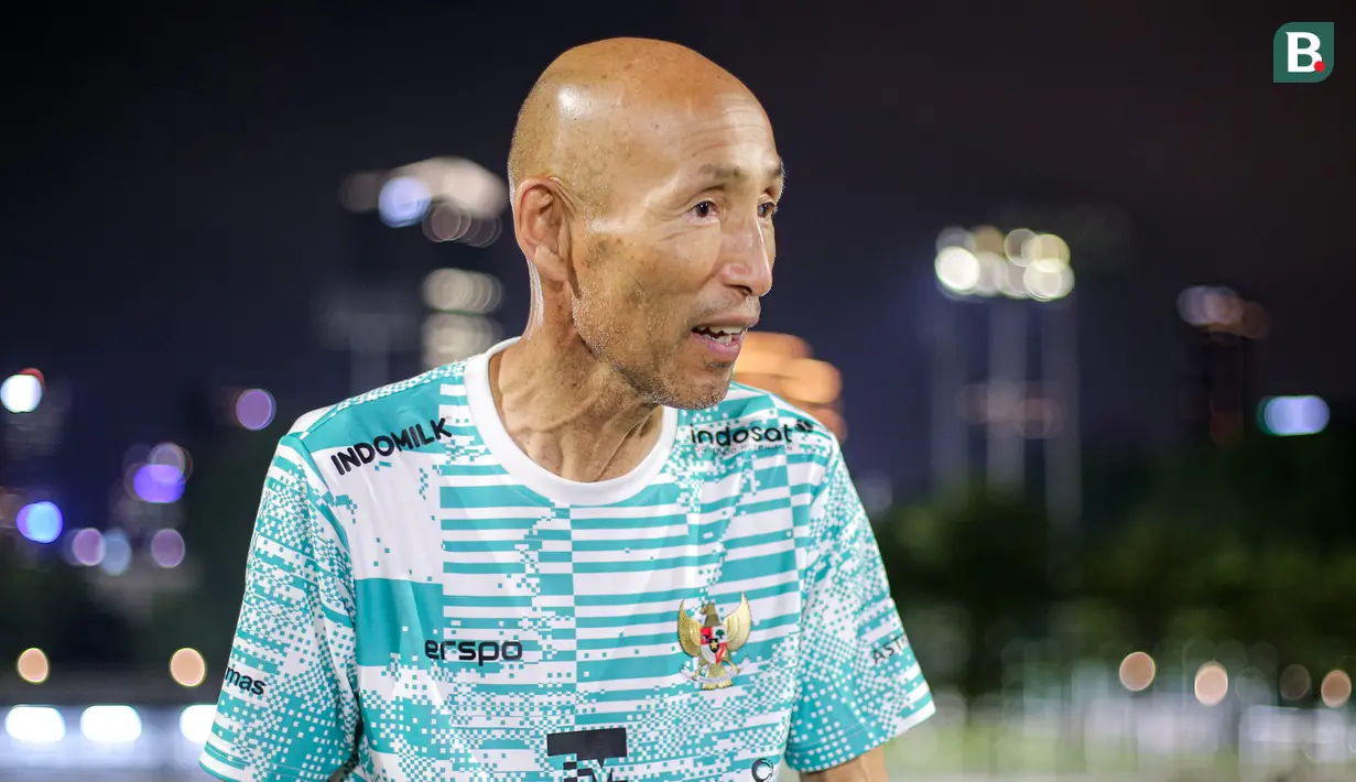 <p>Pelatih Timnas Indonesia Putri U-17, Satoru Mochizuki saat latihan Timnas Indonesia Putri U-17 yang berlangsung di Lapangan A Kompleks Stadion Utama Gelora Bung Karno (SUGBK), Senayan, Jakarta, Rabu (27/03/2024). Latihan tersebut merupakan bentuk persiapan untuk Piala Asia U-17 yang bergulir di Bali pada 6-19 Mei 2024. (Bola.com/Bagaskara Lazuardi)</p>