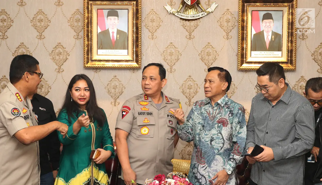 Jajaran SCM diwakili oleh Direktur SCM yang juga Presiden Direktur Indosiar, Imam Sudjarwo (kedua kanan) saat menggelar silaturahmi dengan Kapolda Metro Jaya Irjen Gatot Eddy Pramono di Gedung Promoter Polda Metro Jaya, Jakarta, Senin (15/7/2019). (Liputan6.com/Herman Zakharia)