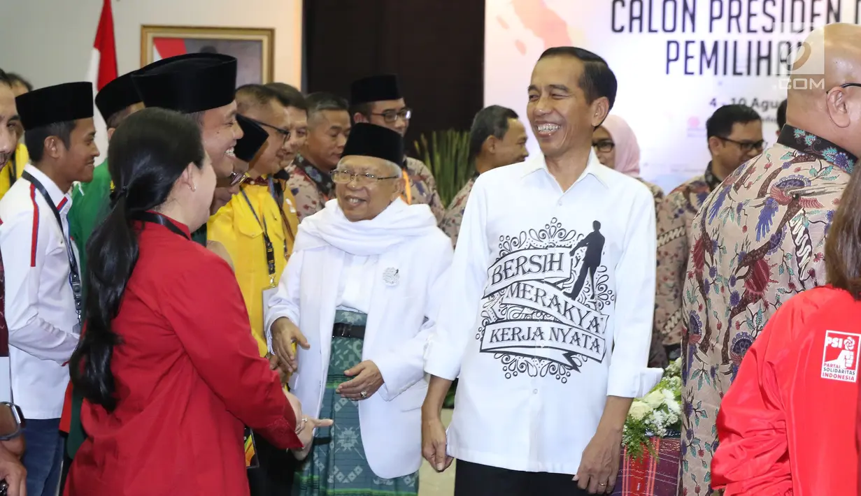 Petahana Joko Widodo bersama Ma'ruf Amin jelang melakukan proses pendaftaran bakal Capres/Cawapres Pemilu 2019 di Gedung KPU, Jakarta, Jumat (10/8). Joko Widodo dan Ma'ruf Amin didampingi petinggi parpol koalisi. (Liputan6.com/Helmi Fithriansyah)