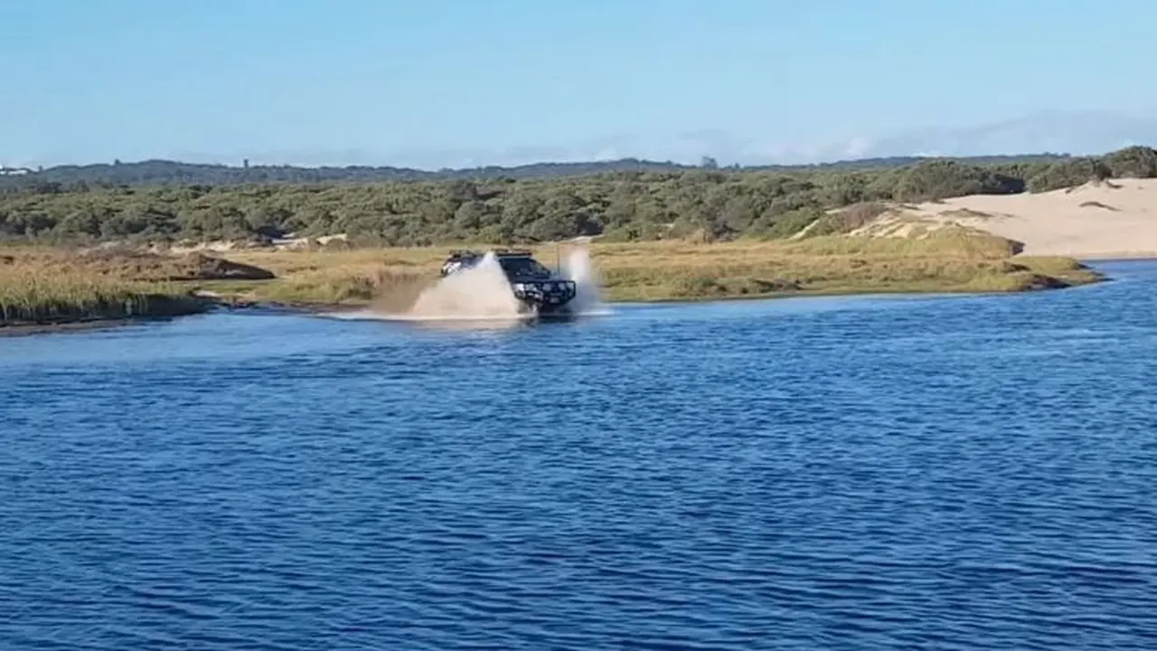 Toyota Hilux Digunakan Untuk Menyebrang Sungai (Autoevolution)