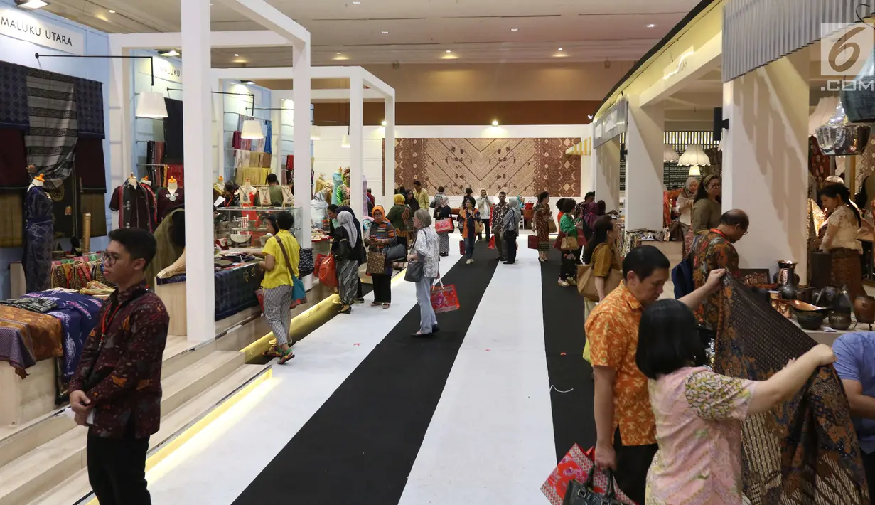 Pengunjung melihat produk-produk UMKM dalam Pameran Karya Kreatif Indonesia (KKI) di Jakarta Convention Center, Jumat (20/7). Pameran ini menghadirkan  kerajinan tradisional dari seluruh pengrajin UMKM binaan Bank Indonesia. (Liputan6.com/Angga Yuniar)