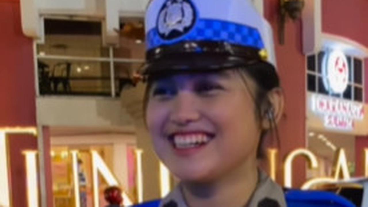 Sambil Tersenyum Manis, Polwan Cantik Ini Beri Pesan Begitu Mendalam Untuk Para Pengendara Motor & Mobil 'Gunakan Knalpot Standar