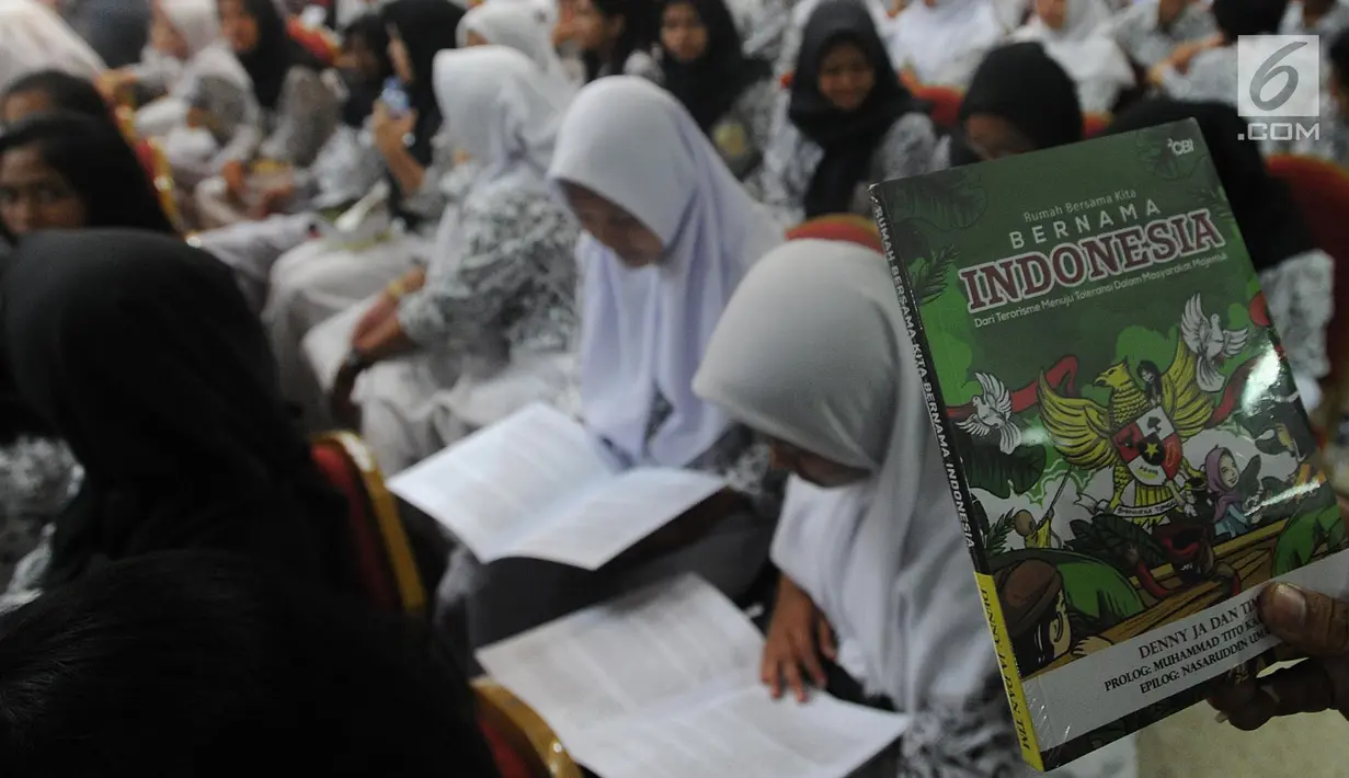 Suasana pelatihan 1000 juru bicara Pancasila di Aula Universitas Terbuka, Tangsel, Kamis (16/8). Kegiatan itu mendapat penghargaan World Guiness book of record dari Guinness World's Record Adjudicator Seyda Subasi.(Merdeka.com/Arie Basuki)