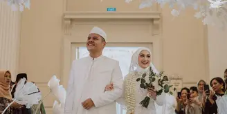 Kabar bahagia datang dari artis cantik Memes Prameswari. Perempuan kelahiran Gresik 26 tahun silam itu resmi dipersunting sang kekasih, Adya Laksmana. Memes dan Adya menikah pada 30 April 2023. Berikut beberapa potret pernikahannya. [Instagram/memes_prameswari]