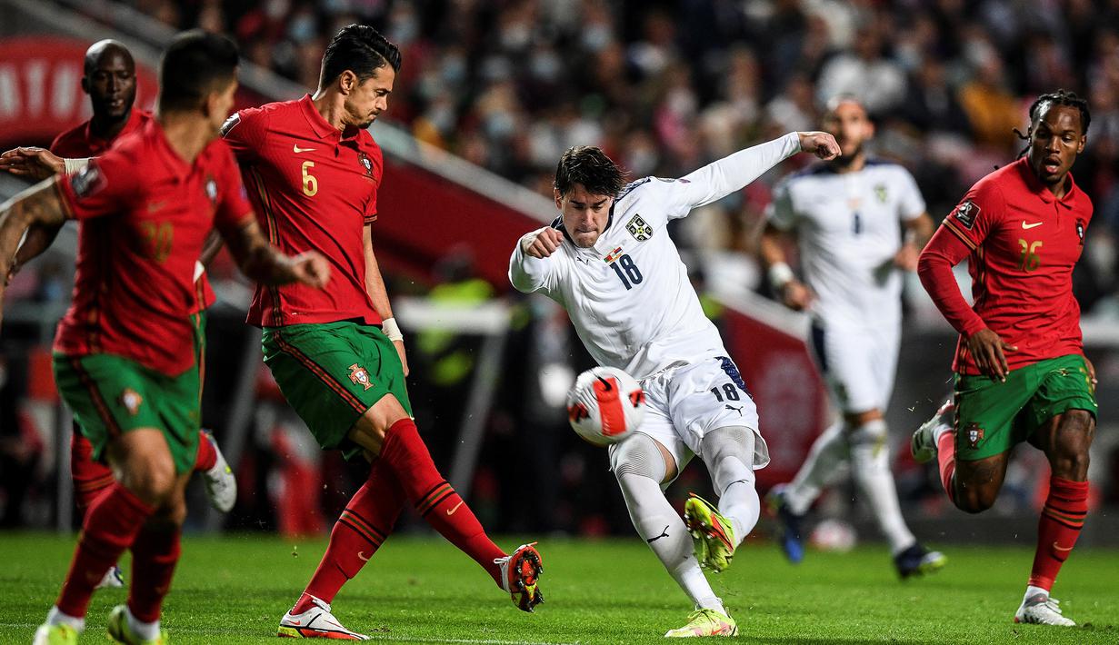 Pada menit ke-13 Serbia hampir menyamakan skor. Tembakan Dusan Vlahovic hanya membentur tiang gawang Portugal yang dikawal Rui Patricio. Bola rebound pun gagal dimanfaatkan kembali Dusan Vlahovic. (AFP/Patricia De Melo Moreira)