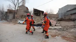Petugas penyelamat kini tengah bergegas menggali puing-puing bangunan yang runtuh. (STR / AFP)