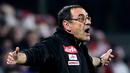Pelatih Napoli, Maurizo Sarri berteriak memberikan instruksi kepada anak asuhnya saat melawan Fiorentina  pada laga Serie A Italia di Artemio Franchi stadium, Florence, Italia, (22/12/2016).  (AFP/Alberto Pizzoli)