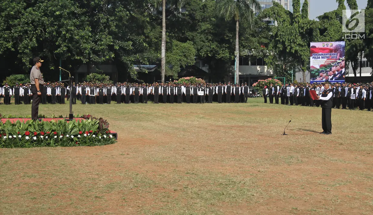 Ketua Pokdarkamtibmas Polda Metro Jaya Heru Riyadi memberikan laporan saat apel di lapangan Sabhara Mapolda Metro Jaya, Jakarta, Sabtu (12/5). Selain itu Pokdarkamtibmas juga siap mengamankan Pilkada dan Asian Games 2018. (Liputan6.com/Herman Zakharia)
