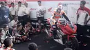 Seusai turun ke lintasan Sirkuit Sentul, Marquez berbagi ilmu kepada 16 pebalap muda Indonesia yang tergabung dalam Astra Honda Racing School. Marquez mencontohkan gaya membalap yang baik. Selasa (25/10/2016). (Bola.com/Reza Bachtiar)