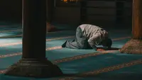 Cara Sholat Tarawih Sendiri 11 Rakaat, Panduan dari Niat sampai Salam