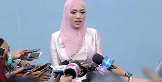 Tiara Dewi resmi menyandang status janda untuk kedua kalinya. Sidang yang digelar di Pengadilan Agama Jakarta Selatan, Rabu (6/9/2017) itu akhirnya memutuskan rumah tangga yang dibangun sejak Januari 2017 ini. (Nurwahyunan/Bintang.com)