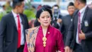 Ketua DPR RI Puan Maharani menghadirkan penampilan penuh pesona yang tak terlupakan di momen peringatan HUT ke-79 RI. Ia salah satu tokoh nasional yang turut merayakan HUT RI pertama di IKN. Puan Maharani memilih mengenakan kebaya kartini berwarna merah fuchsia. [@putriparesetiawati].