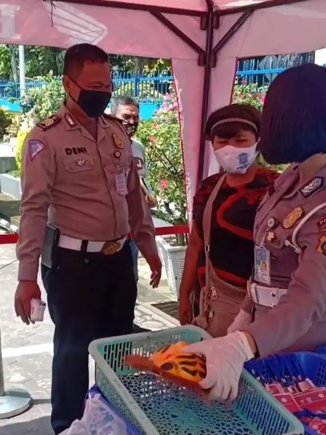 emak-emak pakai topeng mainan