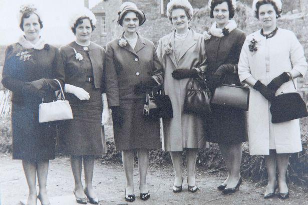 Freda, Doris, May, Amy, Phyllis dan Gladys. Foto diambil di tahun 1960 | Photo: Copyright mirror.co.uk